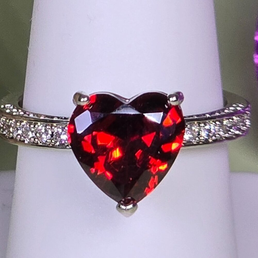 Heart-Shaped Red Solitaire Ring With Accented Band Size‎ 8 (NWOT) - Picture 2 of 6